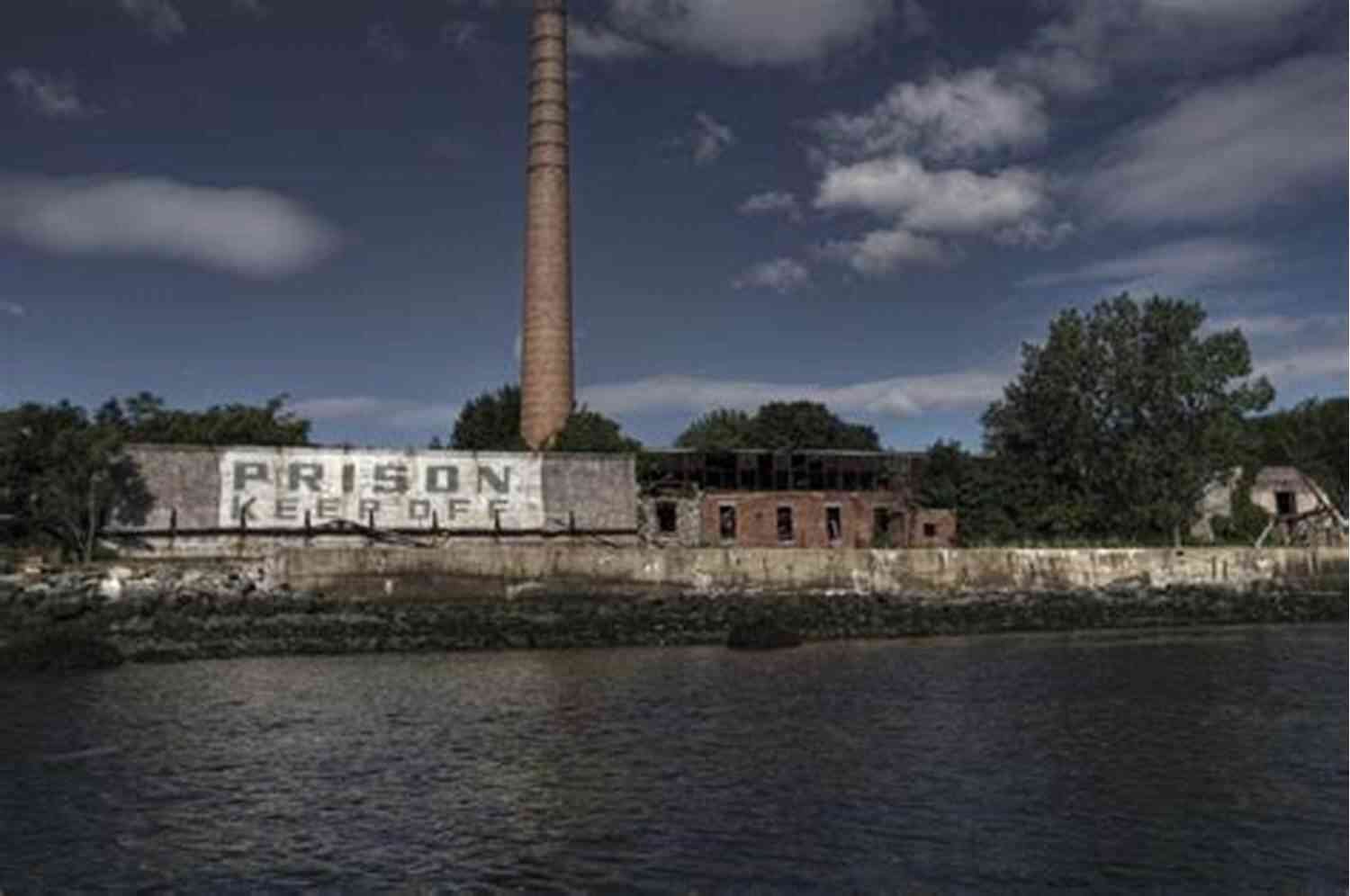 Haunted Monument New York City S Hart Island: A Cemetery Of Strangers (Landmarks)